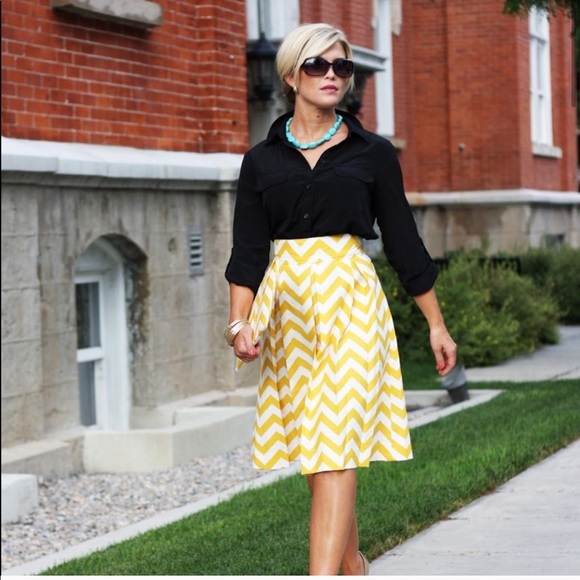 💕SALE💕 Corilynn Pleated Yellow Chevron Skirt - Picture 3 of 8